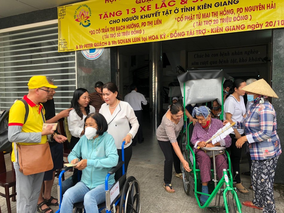 Trao tặng 50 xe lắc, xe lăn đến người khuyết tật khó khăn