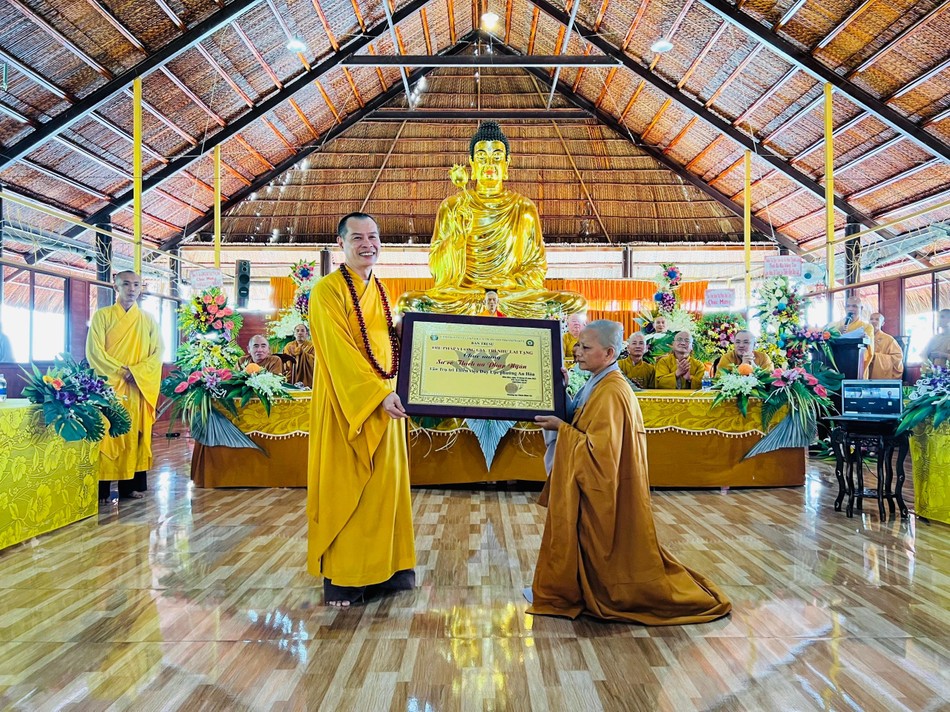 Thượng tọa Thích Minh Trí, Trưởng ban Trị sự GHPGVN TP.Biên Hòa trao quà chúc mừng Thượng tọa Thích Minh Trí, Trưởng ban Trị sự GHPGVN TP.Biên Hòa trao quà chúc mừng