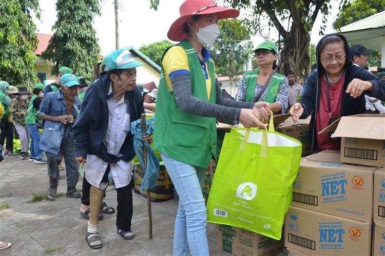 Đoàn đã tặng 60 phần quà đến bà con nghèo thuộc 3 thôn của xã Đắk Wil Đoàn đã tặng 60 phần quà đến bà con nghèo thuộc 3 thôn của xã Đắk Wil
