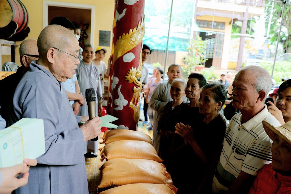 Ni trưởng Thích nữ Từ Nhẫn động viên tinh thần đến người dân Ni trưởng Thích nữ Từ Nhẫn động viên tinh thần đến người dân
