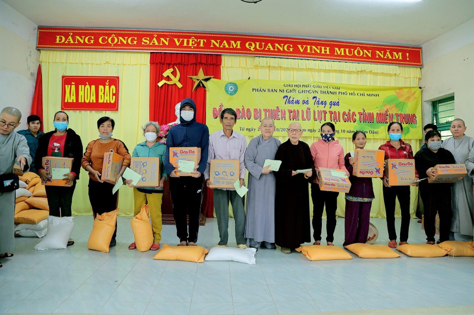 Ni trưởng Thích nữ Từ Nhẫn, Ni trưởng Thích nữ Diệu Cảnh chia sẻ khó khăn đến người dân bị ảnh hưởng bão lũ - Ảnh: PBNG TP Ni trưởng Thích nữ Từ Nhẫn, Ni trưởng Thích nữ Diệu Cảnh chia sẻ khó khăn đến người dân bị ảnh hưởng bão lũ - Ảnh: PBNG TP