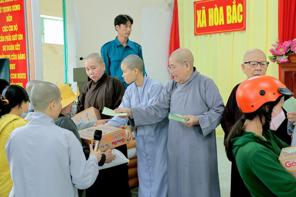 Đoàn Phân ban Ni giới TP.HCM sẽ trao tổng cộng 1.600 phần quà tại 3 tỉnh miền Trung Đoàn Phân ban Ni giới TP.HCM sẽ trao tổng cộng 1.600 phần quà tại 3 tỉnh miền Trung