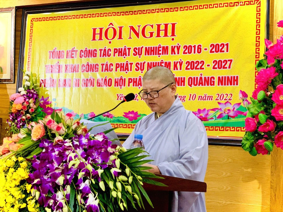 Ni sư Thích Tịnh Nguyệt báo cáo hoạt động Phật sự trong nhiệm kỳ 2017-2022