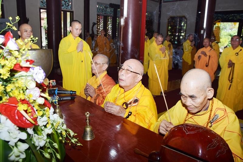 Chưu tôn giáo phẩm niêm hương tưởng niệm Chưu tôn giáo phẩm niêm hương tưởng niệm