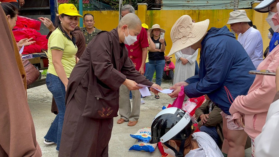 Đoàn trao quà đến những hoàn cảnh khó khăn tại Đà Nẵng Đoàn trao quà đến những hoàn cảnh khó khăn tại Đà Nẵng