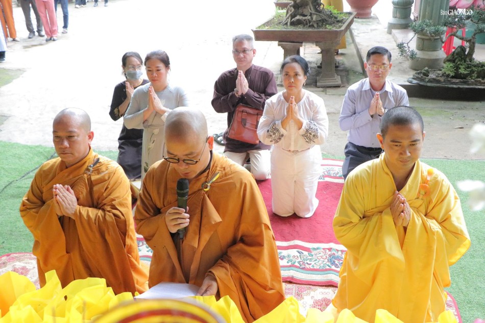 Đại diện môn đồ pháp quyến tác bạch cúng dường Đại diện môn đồ pháp quyến tác bạch cúng dường