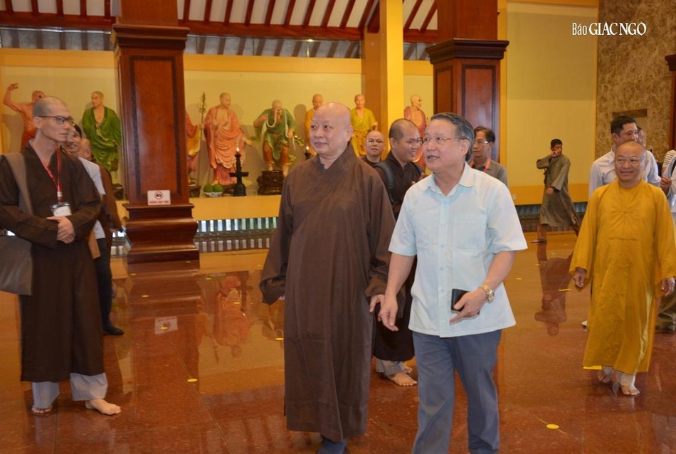 Tham quan chánh điện Tham quan chánh điện