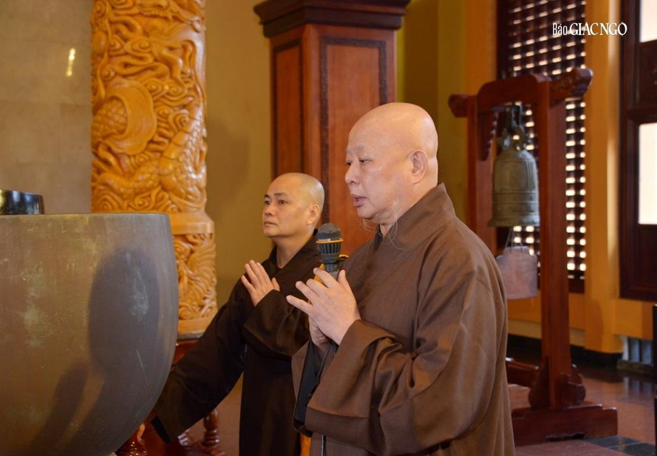 Hòa thượng Thích Lệ Trang hướng dẫn đoàn lễ Phật Hòa thượng Thích Lệ Trang hướng dẫn đoàn lễ Phật