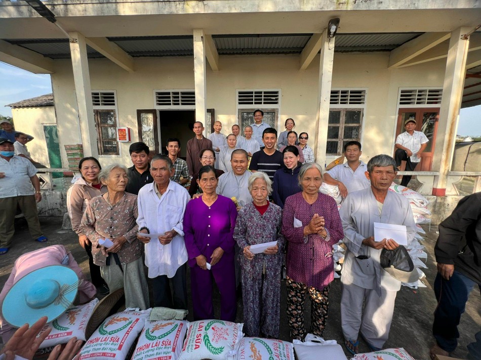 Đoàn trao quà đến bà con khó khăn bị ảnh hưỡng bão lũ Đoàn trao quà đến bà con khó khăn bị ảnh hưỡng bão lũ