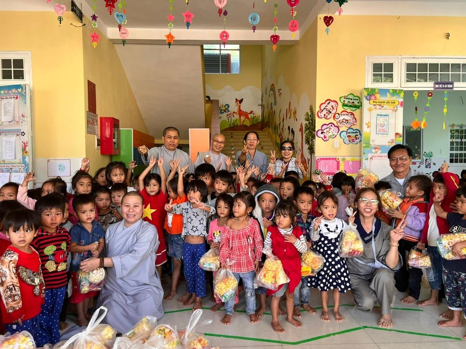 Trao quà cho trẻ em Trao quà cho trẻ em