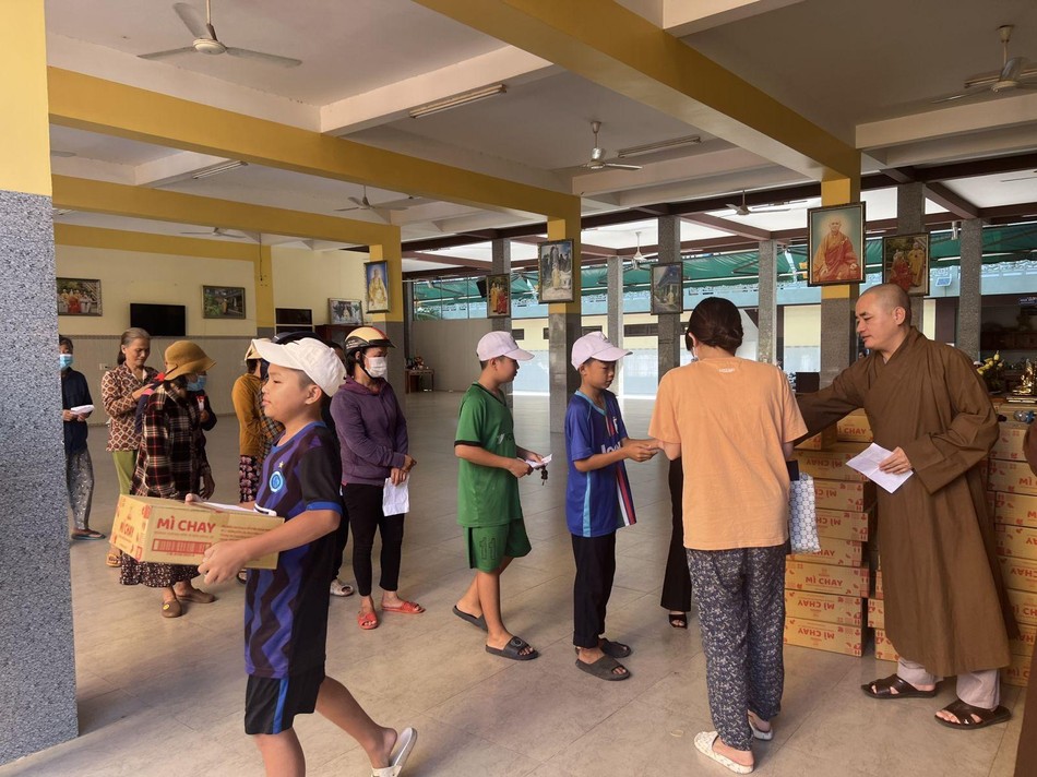 Bà con khó khăn nhận quà tại chùa Minh Hiệp Bà con khó khăn nhận quà tại chùa Minh Hiệp