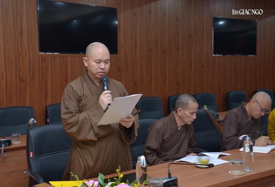 Thượng tọa Thích Đức Thiện báo cáo công tác tiếp thu ý kiến, tu chỉnh bản thảo Hiến chương tu chỉnh lần thứ 7 tại buổi họp của Ban Chỉ đạo Đại hội Thượng tọa Thích Đức Thiện báo cáo công tác tiếp thu ý kiến, tu chỉnh bản thảo Hiến chương tu chỉnh lần thứ 7 tại buổi họp của Ban Chỉ đạo Đại hội
