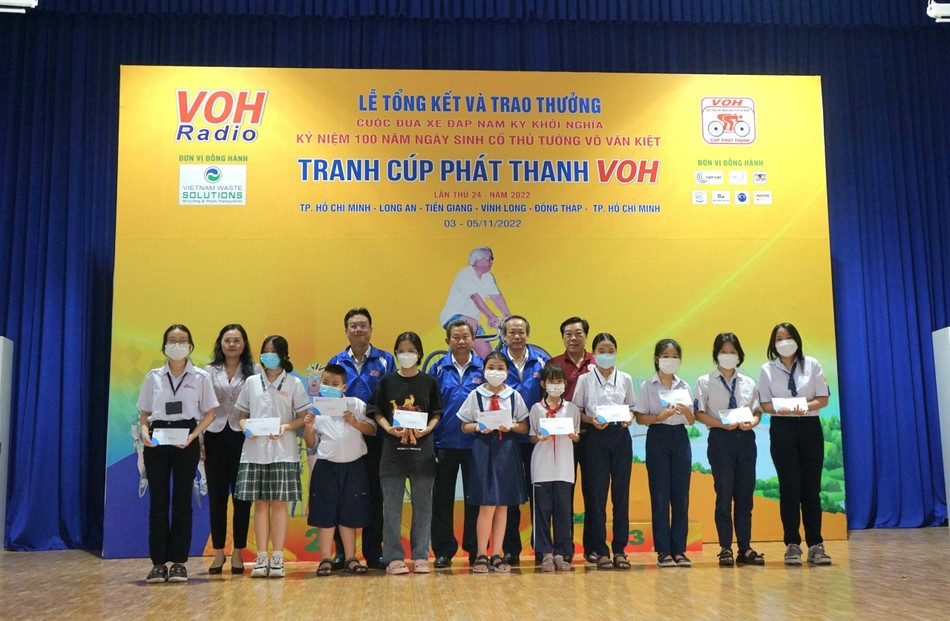 Ban Tổ chức cuộc đua cùng đại diện Agribank trao học bổng đến các em học sinh có hoàn cảnh khó khăn tại huyện Hóc Môn Ban Tổ chức cuộc đua cùng đại diện Agribank trao học bổng đến các em học sinh có hoàn cảnh khó khăn tại huyện Hóc Môn