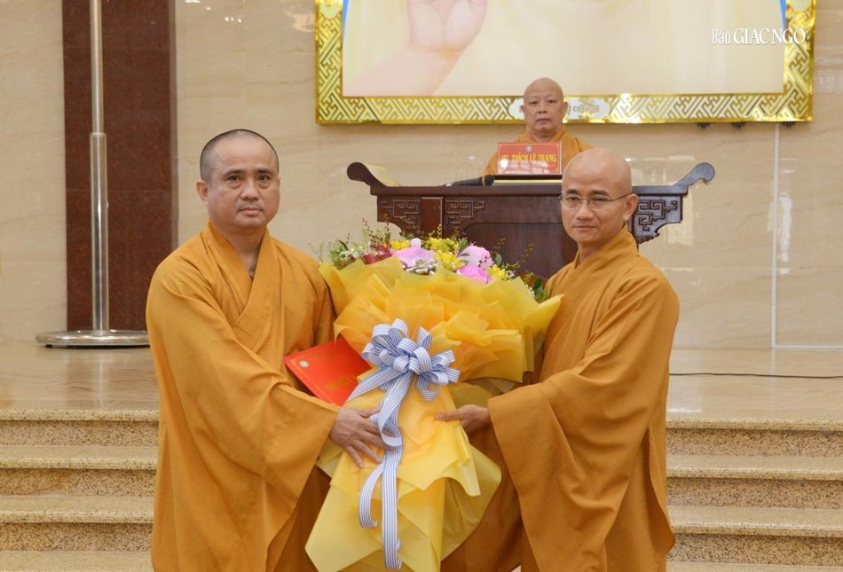 Thượng tọa Thích Thiện Quý, Phó Trưởng ban kiêm Chánh Thư ký Ban Trị sự GHPGVN TP.HCM thay mặt Ban Thường trực Ban Trị sự GHPGVN TP tặng hoa chúc mừng đến Thượng tọa Thích Tâm Hải Thượng tọa Thích Thiện Quý, Phó Trưởng ban kiêm Chánh Thư ký Ban Trị sự GHPGVN TP.HCM thay mặt Ban Thường trực Ban Trị sự GHPGVN TP tặng hoa chúc mừng đến Thượng tọa Thích Tâm Hải