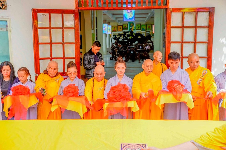 Cắt băng khai mạc phòng triển lãm Cắt băng khai mạc phòng triển lãm