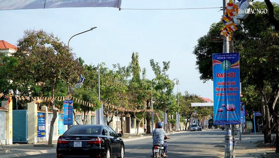 TP.Bà Rịa chào mừng đại biểu đến tham dự đại hội với nhiều pano, cờ Phật giáo
