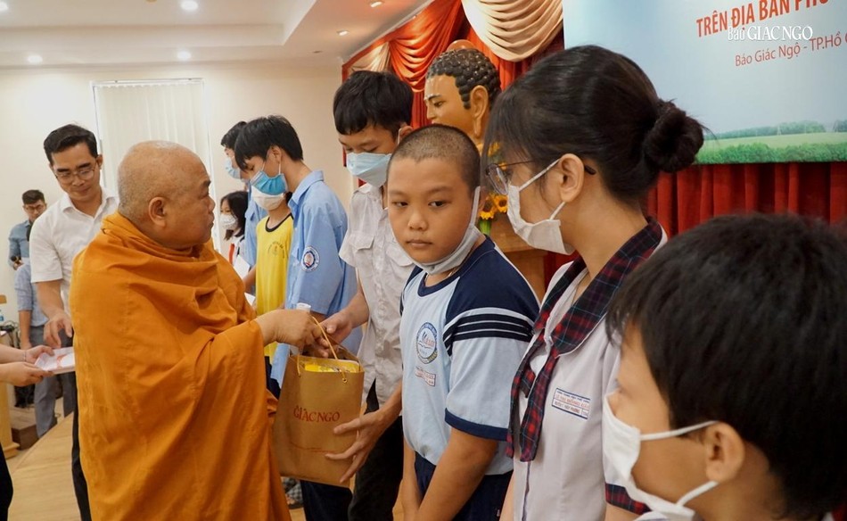 Hòa thượng Thích Giác Toàn trao học bổng đến học sinh Hòa thượng Thích Giác Toàn trao học bổng đến học sinh