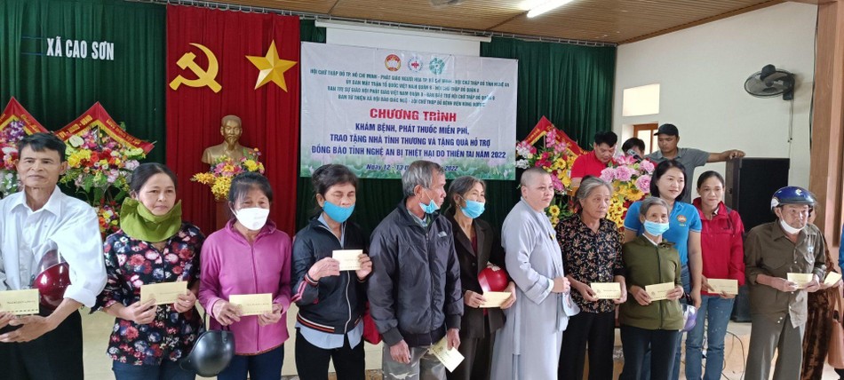 Đại diện đoàn từ thiện trao quà đến những gia đình khó khăn Đại diện đoàn từ thiện trao quà đến những gia đình khó khăn