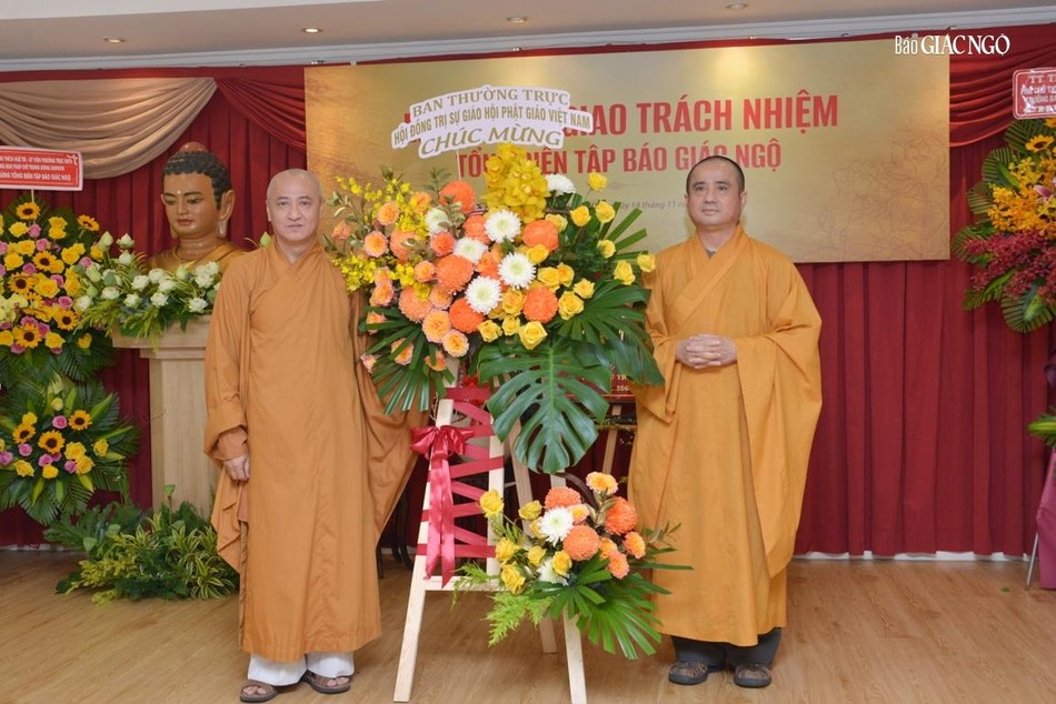 Hòa thượng Thích Huệ Thông đại diện chư vị giáo phẩm lãnh đạo tặng lẵng hoa chúc mừng của Ban Thường trực Hội đồng Trị sự GHPGVN