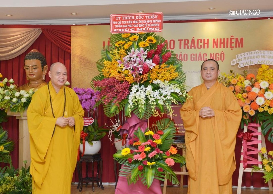 Thượng tọa Thích Thanh Phong đại diện tặng lẵng hoa chúc mừng của Thượng tọa Thích Đức Thiện, Phó Chủ tịch kiêm Tổng Thư ký Hội đồng Trị sự GHPGVN