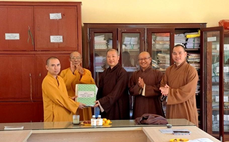 Thượng tọa Thích Nhuận Nghĩa bàn giao con dấu, hồ sơ, tài liệu của Văn phòng Ban Trị sự đến Thượng tọa Thích Thiện Thuận - Ảnh: Quảng Chuyên Thượng tọa Thích Nhuận Nghĩa bàn giao con dấu, hồ sơ, tài liệu của Văn phòng Ban Trị sự đến Thượng tọa Thích Thiện Thuận - Ảnh: Quảng Chuyên