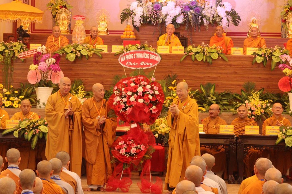 Chư tôn đức Hội đồng Trị sự GHPGVN tặng hoa chúc mừng đến Thượng tọa Thích Minh Nhẫn, Trưởng ban Tổ chức
