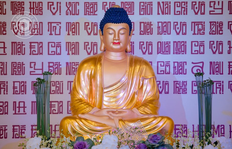 Tôn tượng Đức Bổn Sư Tôn tượng Đức Bổn Sư