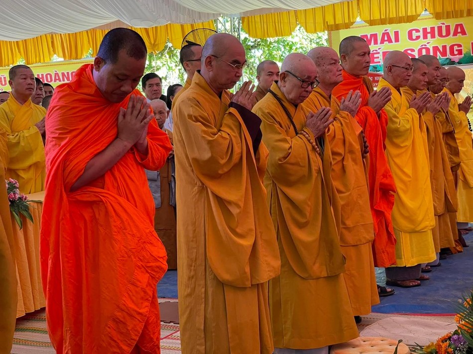 Chư tôn đức chứng minh, toàn thể đại chúng đã làm lễ chú nguyện Chư tôn đức chứng minh, toàn thể đại chúng đã làm lễ chú nguyện