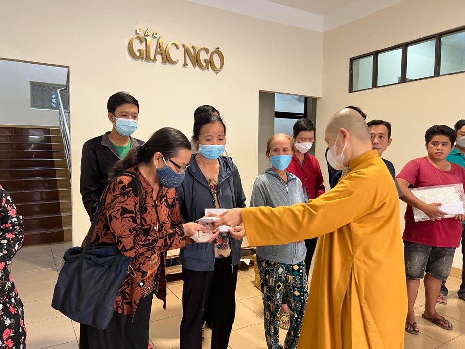 Ni sư Thích nữ Thông Liên thay mặt bạn đọc, mạnh thường quân ủng hộ đến các bệnh nhân - Ảnh: M.Tuyền Ni sư Thích nữ Thông Liên thay mặt bạn đọc, mạnh thường quân ủng hộ đến các bệnh nhân - Ảnh: M.Tuyền