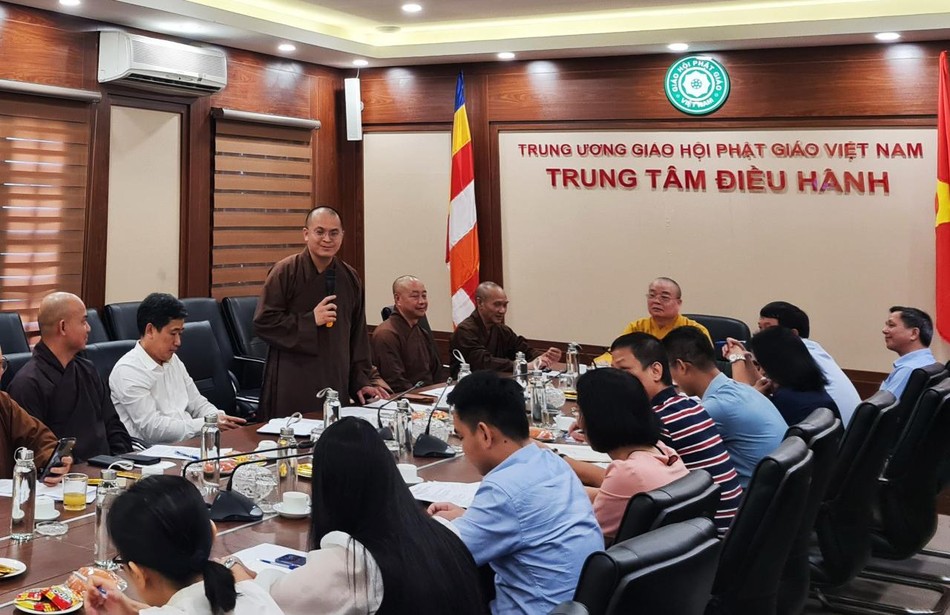 Đại đức Thích Nguyên Chính đóng góp ý kiến tại buổi họp Đại đức Thích Nguyên Chính đóng góp ý kiến tại buổi họp