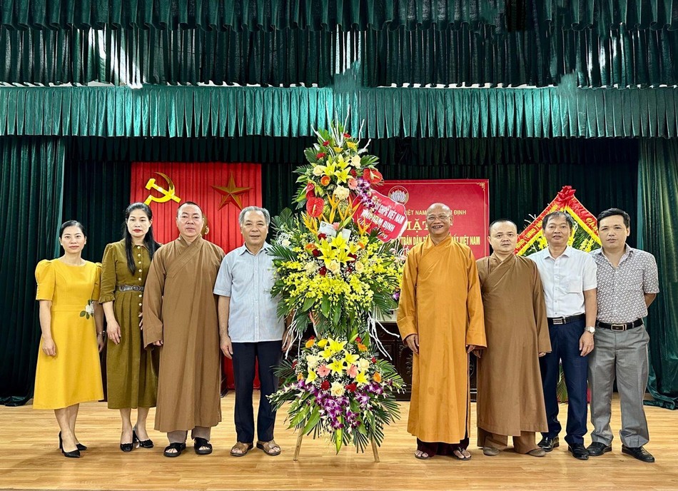 Hoà thượng Thích Quảng Hà thay mặt Ban Thường trực Ban Trị sự đã trao tặng lẵng hoa chúc mừng Ủy ban MTTQVN tỉnh Hoà thượng Thích Quảng Hà thay mặt Ban Thường trực Ban Trị sự đã trao tặng lẵng hoa chúc mừng Ủy ban MTTQVN tỉnh