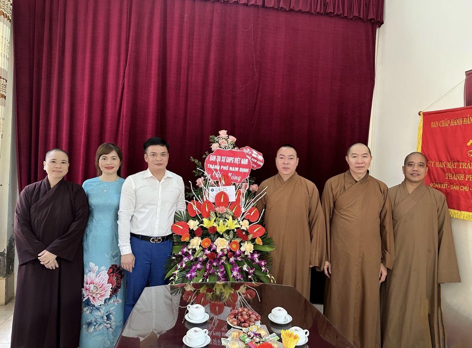 Thượng toạ Thích Giác Vũ đã trao tặng hoa và gửi lời chúc mừng tốt đẹp nhất đến lãnh đạo, và các cán bộ Ủy ban MTTQVN thành phố Nam Định Thượng toạ Thích Giác Vũ đã trao tặng hoa và gửi lời chúc mừng tốt đẹp nhất đến lãnh đạo, và các cán bộ Ủy ban MTTQVN thành phố Nam Định