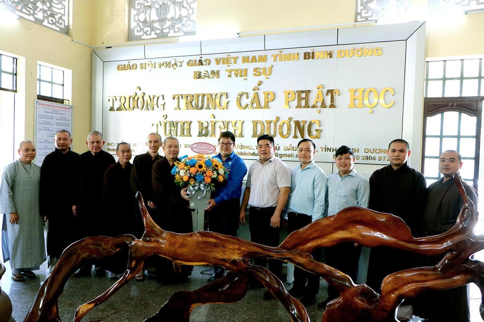 Tỉnh đoàn Hội Liên hiệp Thanh niên VN tỉnh Bình Dương tặng hoa chúc mừng Tỉnh đoàn Hội Liên hiệp Thanh niên VN tỉnh Bình Dương tặng hoa chúc mừng