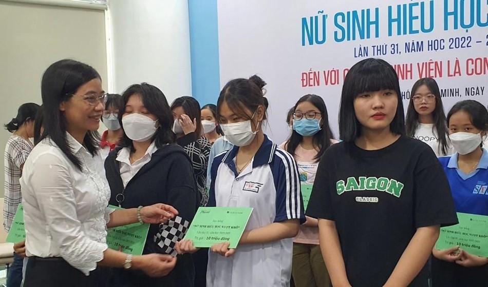 Bà Trương Thị Ánh Tuyết, Phó Trưởng Văn phòng Đại diện Ngân hàng Agribank – Văn phòng đại diện khu vực miền Nam trao tặng học bổng cho các nữ sinh Bà Trương Thị Ánh Tuyết, Phó Trưởng Văn phòng Đại diện Ngân hàng Agribank – Văn phòng đại diện khu vực miền Nam trao tặng học bổng cho các nữ sinh