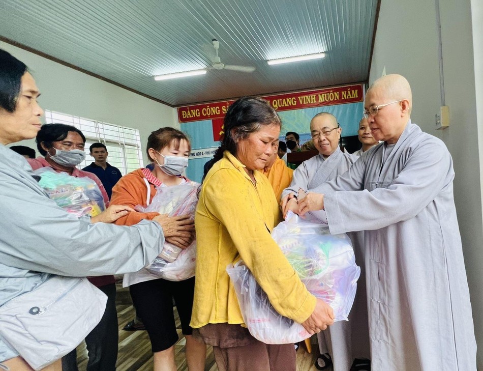 Đây là hoạt động thiết thực nhằm chia sẻ khó khăn với bà con dân tộc thiểu số vùng sâu, vùng xa Đây là hoạt động thiết thực nhằm chia sẻ khó khăn với bà con dân tộc thiểu số vùng sâu, vùng xa