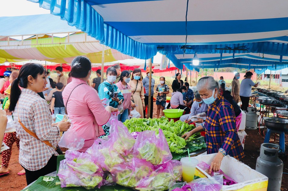 Hội chợ ẩm thực phục vụ món bánh xèo Hội chợ ẩm thực phục vụ món bánh xèo
