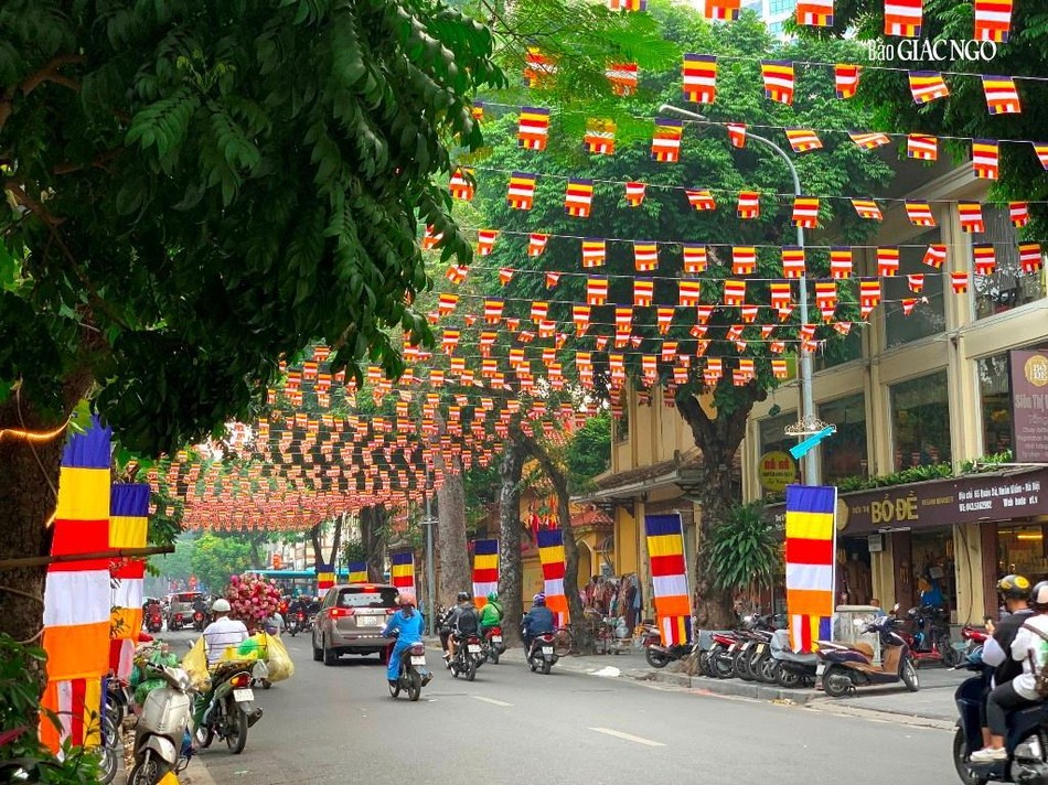 Cờ Phật giáo trên đường phố Hà Nội