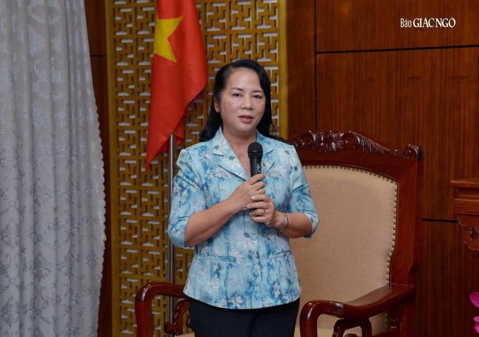 Bà Trần Kim Yến thăm hỏi, chúc mừng chư tôn đức đoàn Đại biểu GHPGVN TP.HCM sẽ tham dự Đại hội đại biểu Phật giáo toàn quốc lần thứ IX