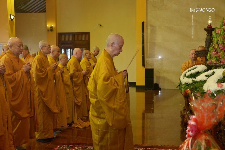 Trong giây phút thiêng liêng tại Tổ đường Việt Nam Quốc Tự