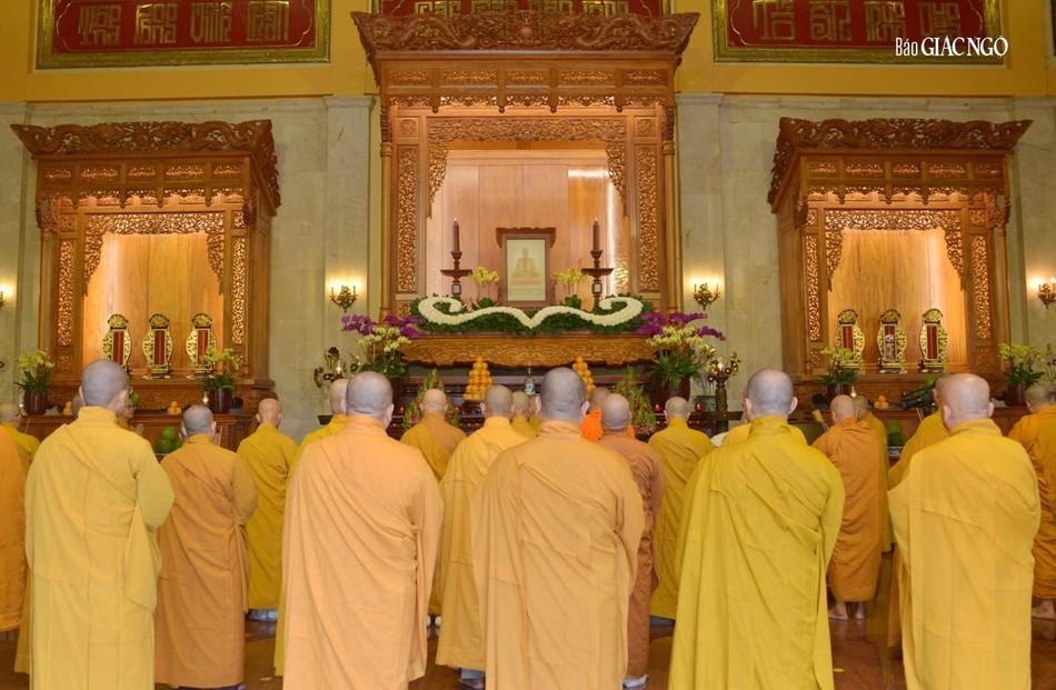 Chư tôn đức thành kính dâng nén tâm hương tưởng niệm Đức Phật hoàng Trần Nhân Tông, chư tôn thiền đức tiền bối hữu công Phật giáo Việt Nam viên tịch qua các thời kỳ