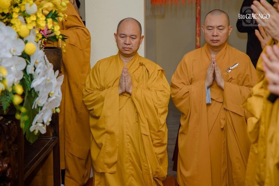 Chư tôn đức đảnh lễ Giác linh Trưởng lão Hòa thượng Thích Thanh Tứ