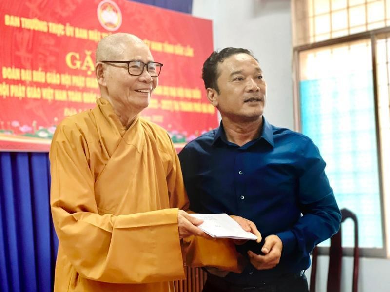 Ông Y Giang Gry Niê Knong trao quà đến Hòa thượng Thích Châu Quang thay mặt đoàn tiếp nhận Ông Y Giang Gry Niê Knong trao quà đến Hòa thượng Thích Châu Quang thay mặt đoàn tiếp nhận