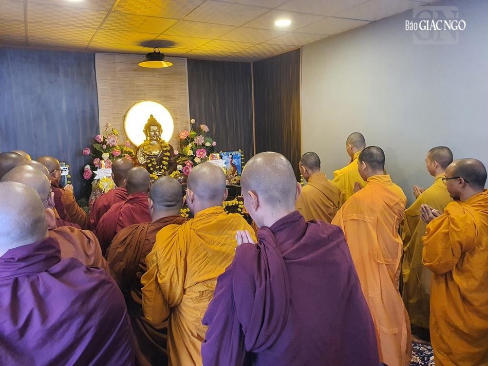 Chư Tăng thực lễ an vị tôn tượng Đức Bổn Sư tại tịnh xá Hòa Bình
