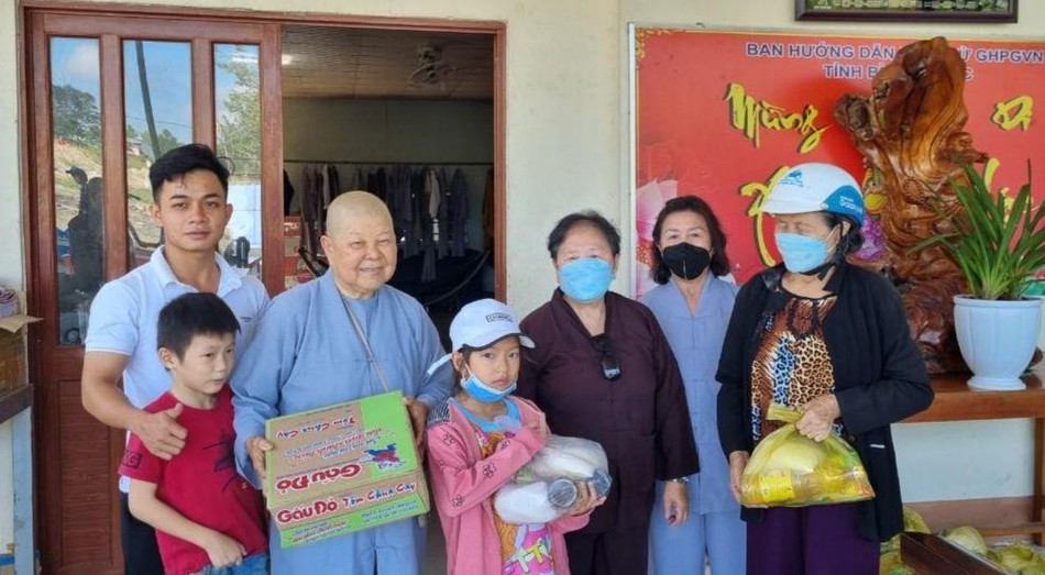 Trao quà đến người nghèo Trao quà đến người nghèo