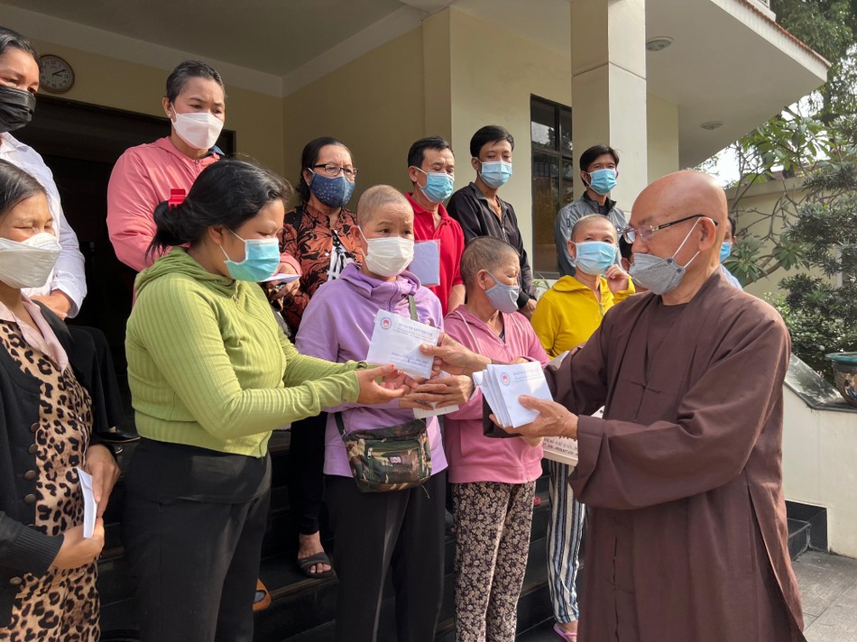 Hòa thượng Thích Tâm Viên trao tiền của bạn đọc đến bệnh nhân có hoàn cảnh khó khăn - Ảnh: M.Tuyền Hòa thượng Thích Tâm Viên trao tiền của bạn đọc đến bệnh nhân có hoàn cảnh khó khăn - Ảnh: M.Tuyền