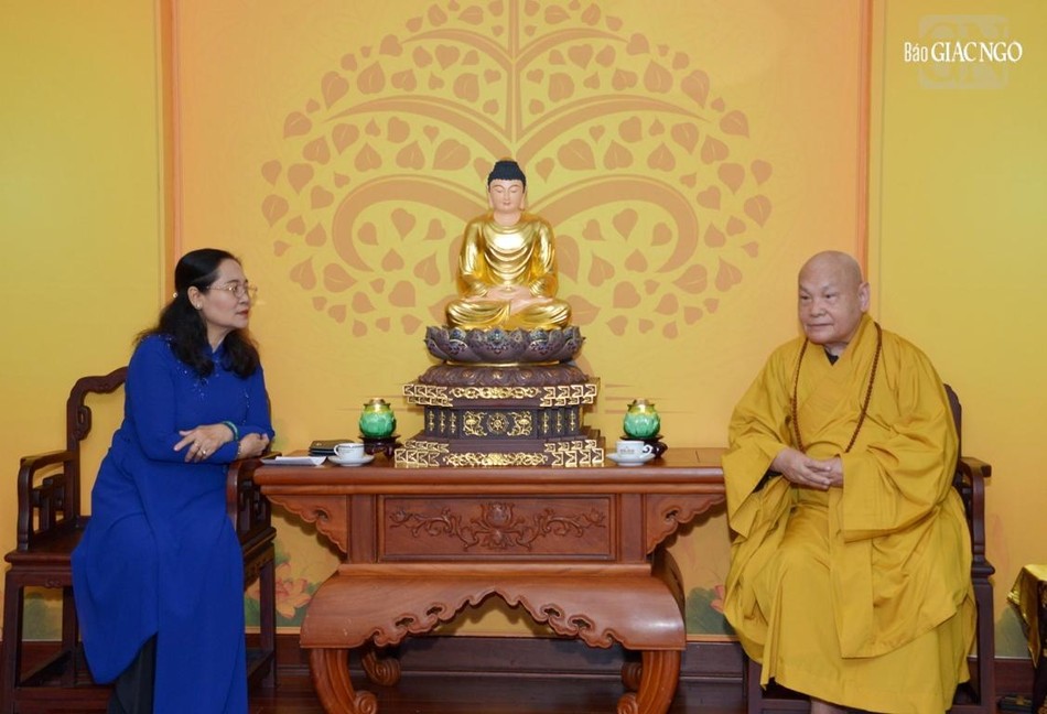 Bà Nguyễn Thị Lệ chúc mừng Hòa thượng Chủ tịch Hội đồng Trị sự Bà Nguyễn Thị Lệ chúc mừng Hòa thượng Chủ tịch Hội đồng Trị sự