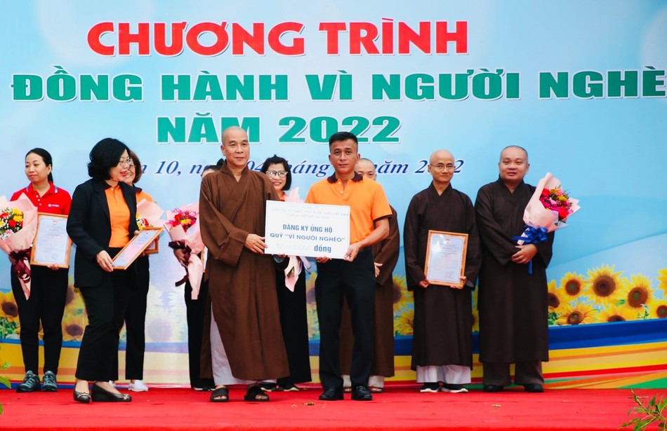 Thượng tọa Thích Quảng Chơn, Ủy viên Thường trực Ban Trị sự TP.HCM, Phó Thường trực Ban Trị sự Phật giáo quận 10 ủng hộ chương trình - Ảnh: Long Hồ Thượng tọa Thích Quảng Chơn, Ủy viên Thường trực Ban Trị sự TP.HCM, Phó Thường trực Ban Trị sự Phật giáo quận 10 ủng hộ chương trình - Ảnh: Long Hồ