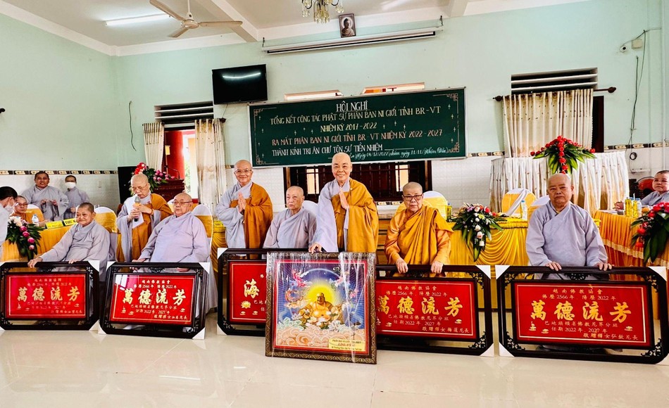 Tri ân chư Ni tiền nhiệm Phân ban Ni giới tỉnh Tri ân chư Ni tiền nhiệm Phân ban Ni giới tỉnh