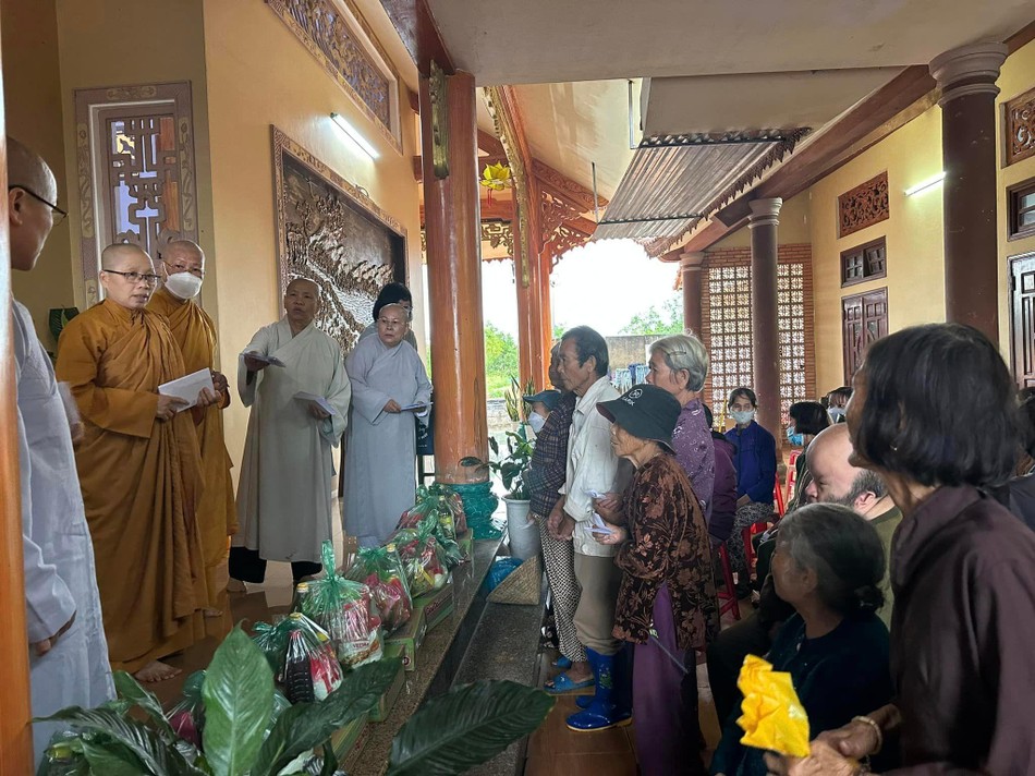 Trao quà đến bà con nghèo tại chùa Đà Sơn - Ảnh: PBNG Trao quà đến bà con nghèo tại chùa Đà Sơn - Ảnh: PBNG