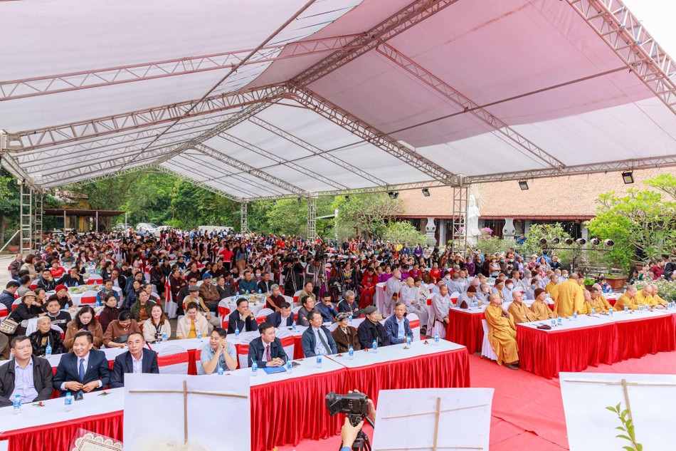 Chư tôn đức Tăng Ni, đại diện chính quyền các cấp, bà con về tham dự Chư tôn đức Tăng Ni, đại diện chính quyền các cấp, bà con về tham dự